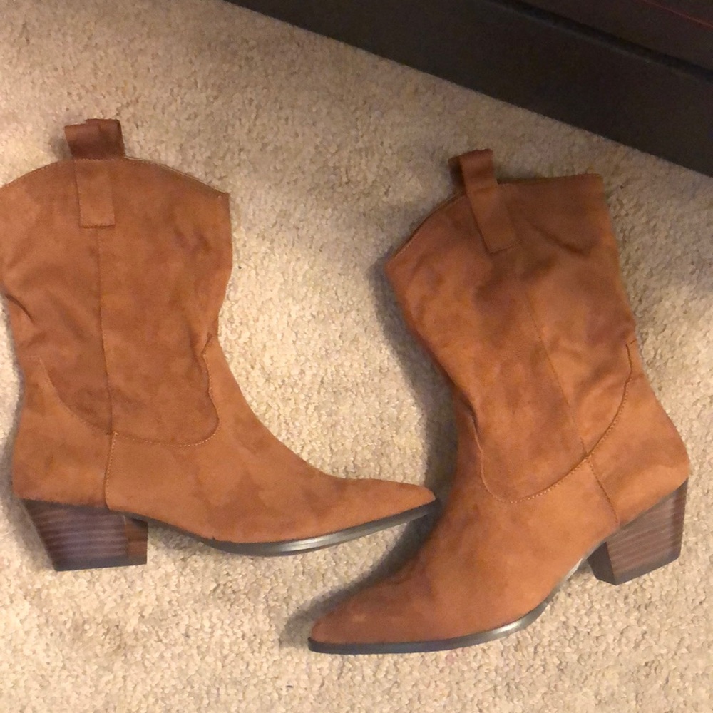 SOLD…Steve Madden Boots. Perfect for the Fall! 🍁🍂